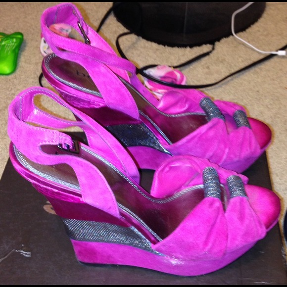 BeBe "Grace" Fuchsia Wedges Size :9 - Picture 2 of 4