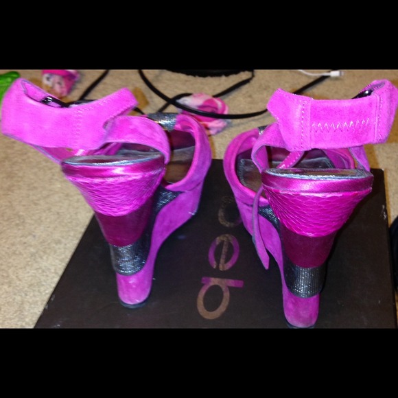 BeBe "Grace" Fuchsia Wedges Size :9 - Picture 3 of 4