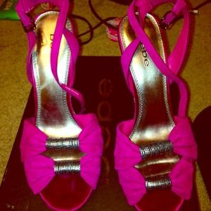 BeBe "Grace" Fuchsia Wedges Size :9
