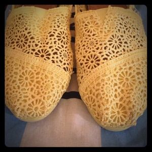 ‼️SOLD‼️Yellow crochet toms🌟🌟