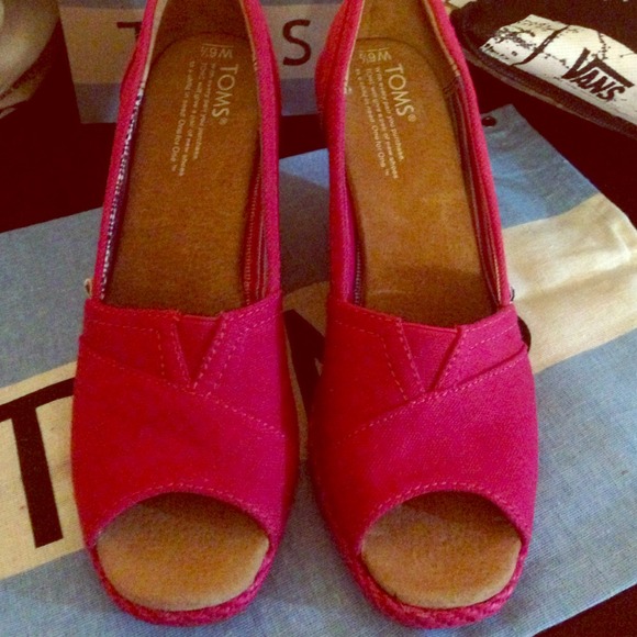 💃Fuchsia Paz TOMS wedge💃