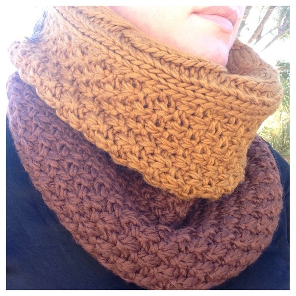 Reversible cable knit cowl neck warmer - Picture 3 of 3