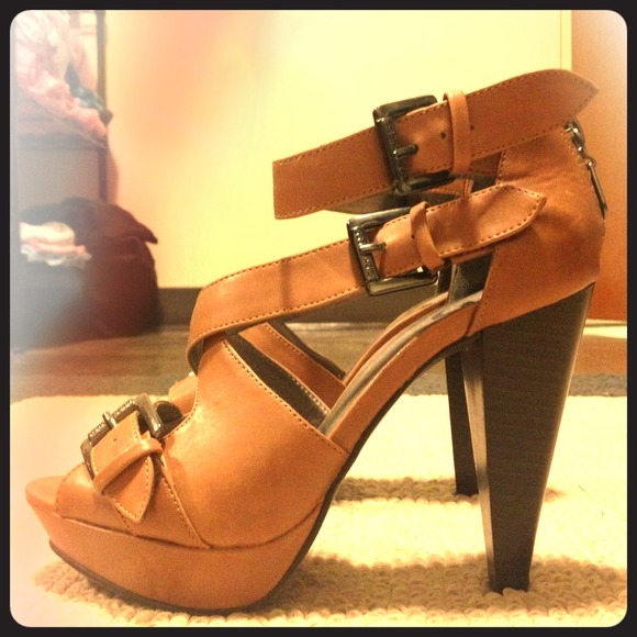 G by Guess leather pumps