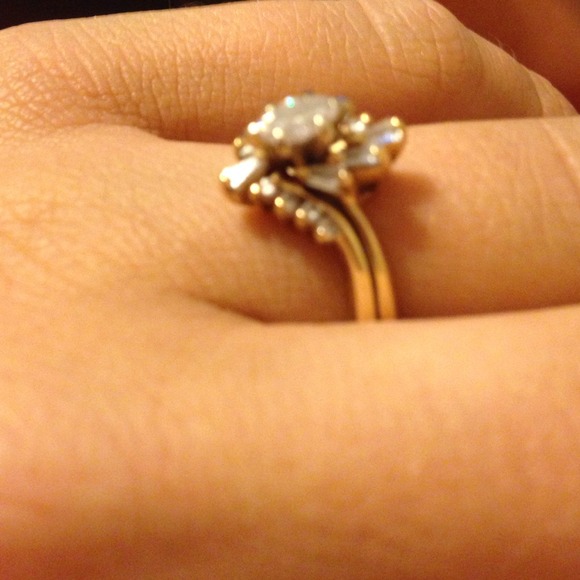 Beautiful ring - Picture 2 of 2