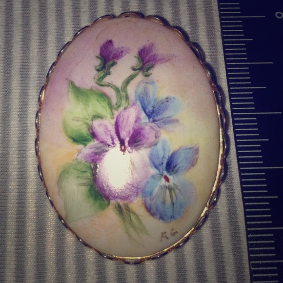 🎁 Vintage Signed Hand Painted Floral Brooch - Picture 1 of 2
