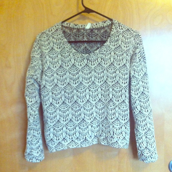 ✨PARTIAL TRADE✨ Cream and black lace crop top 🌾