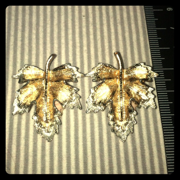 🎅 Sarah Coventry maple leaf clip on earrings