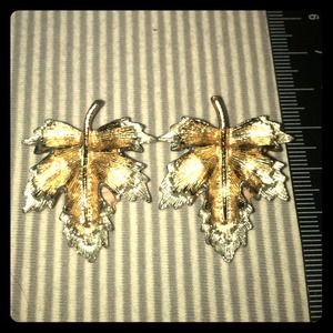 🎅 Sarah Coventry maple leaf clip on earrings