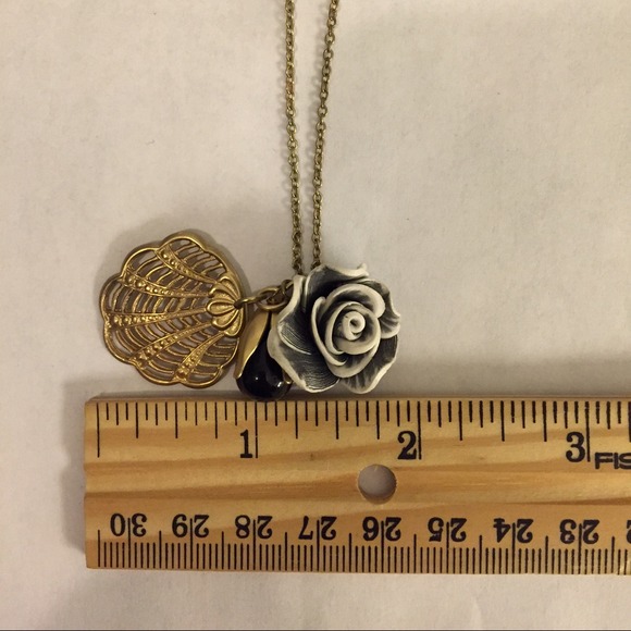 Rose & Shell Necklace - Picture 3 of 3