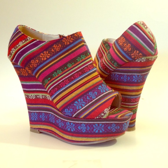 💕Tribal Peep Toe Wedges💕