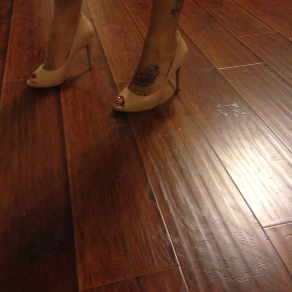Nude peep toe leather pump