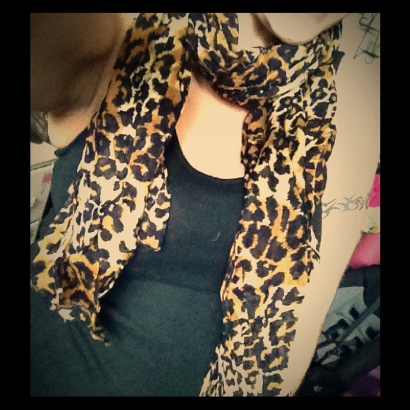 Bundled! Leopard Scarf