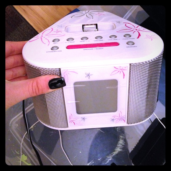 iPhone 3,4, & 4S juke box/ radio/ alarm Clock