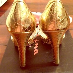 Nina New York gold heels