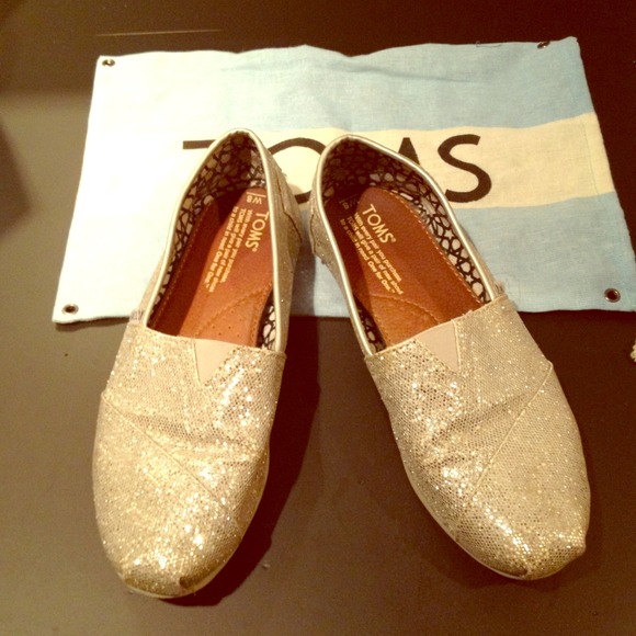 🔴SOLD🔴 {Reduced} Almost new silver sparkly TOMS!
