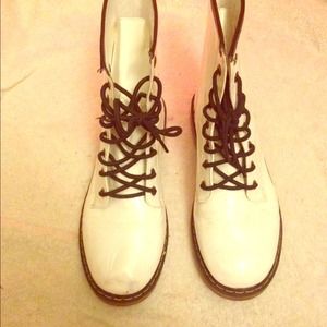 ✖️hold✖️doc martin inspired white boots