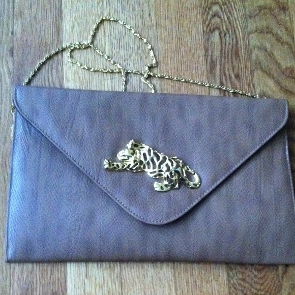 ✂️✂️price cut ✂️✂️gold Jaguar & link Clutch $28.00