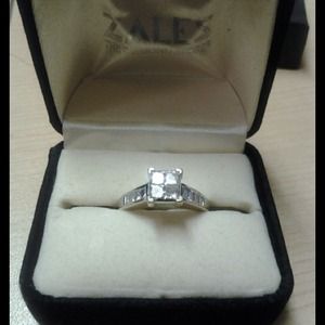 **14kt WHITE GOLD DIAMOND RING**