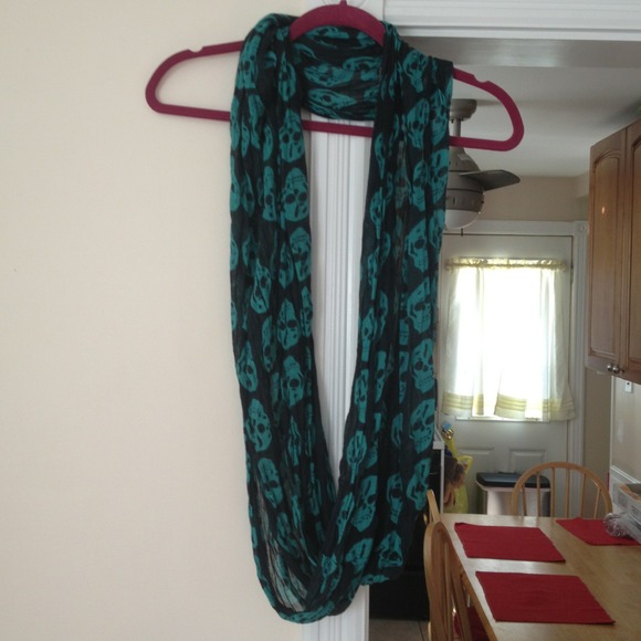 Skull infinity scarf-teal & black - Picture 2 of 4