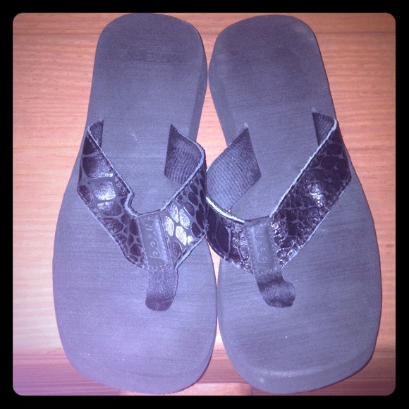 *REDUCED!* Reef 9B Black Sandals