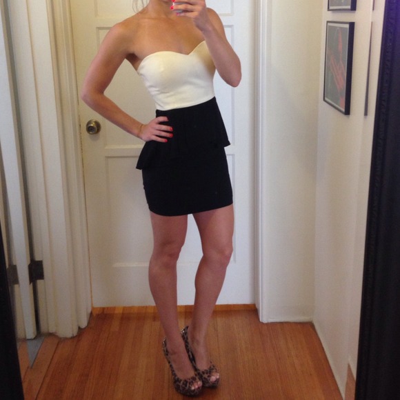 Peplum Body con Black and White strapless dress.