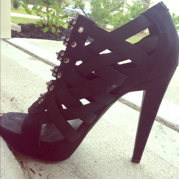 Jessica Simpson Shoes - Black size 9. Caged stilettos