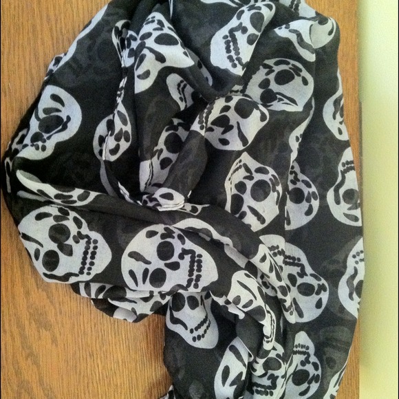 TRADED---------------Skull scarf