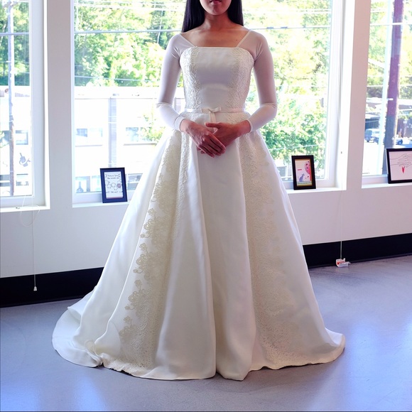 Wedding gown! Worn at American Wedding! As is OBO - Picture 4 of 4