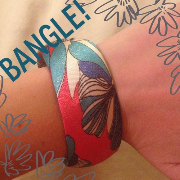 Cute floral bangle!