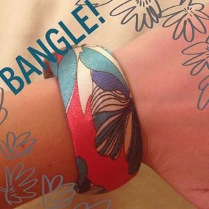 Cute floral bangle!