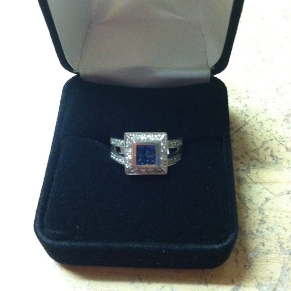 18kt White Gold Sapphire & Diamond Ring