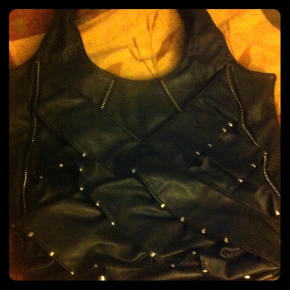 BCBG hand bag. Super cute/comfy and very roomy!