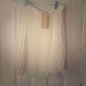 Pleated White Skirt - Size Small