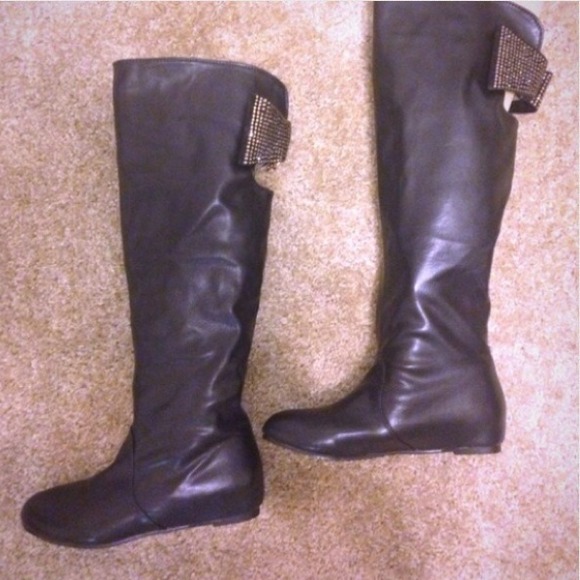 Black bow boots.