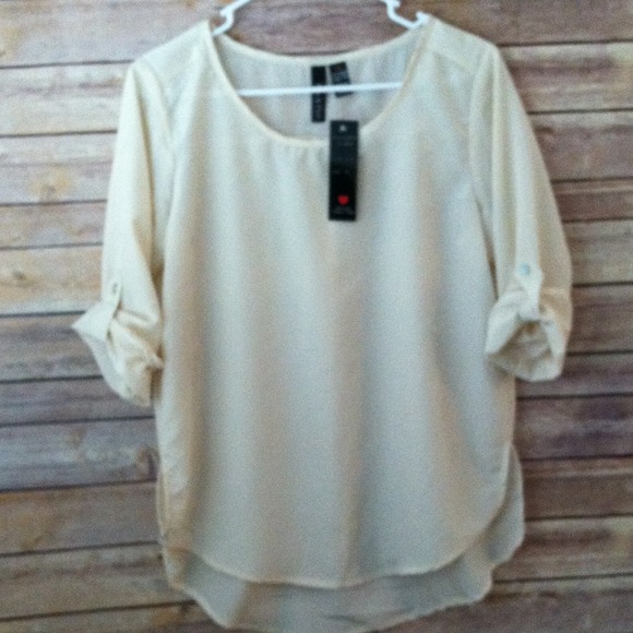 ❌BUNDLED❌New with Tag Hi-low Cream blouse - Picture 2 of 2