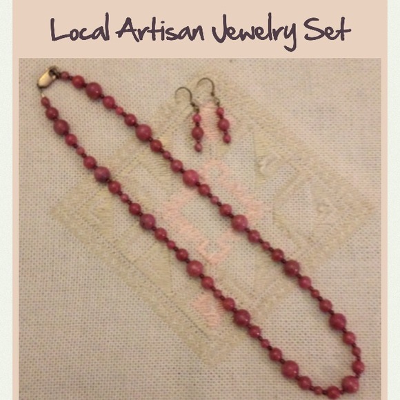 Rose colored beads adorn this local artisan set 💝