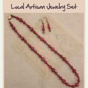 Rose colored beads adorn this local artisan set 💝