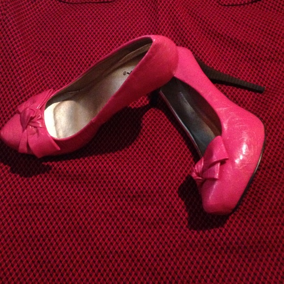 Shoes - Pink qupid heels