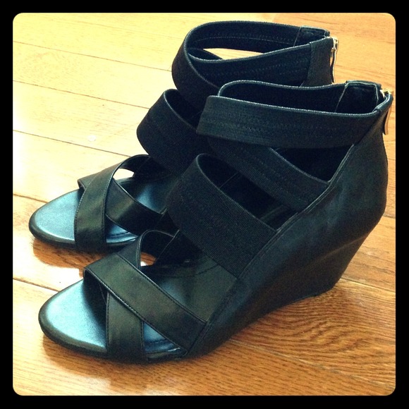 BCBG Wedges!!