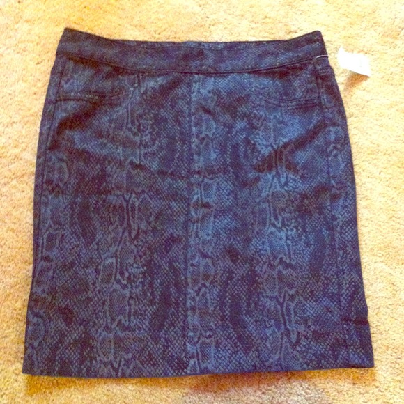 NWT black snake skin skirt- Gap
