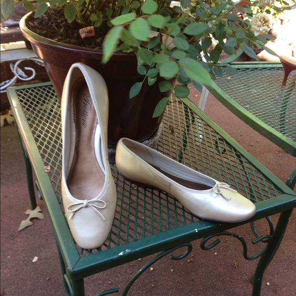 GOLD FLATS--LIKE NEW - Picture 2 of 3