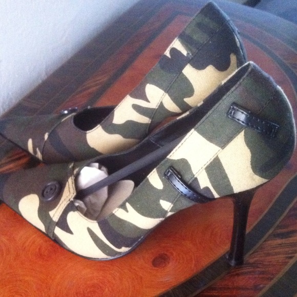 CAMOUFLAGE STILETTOS - Picture 2 of 3