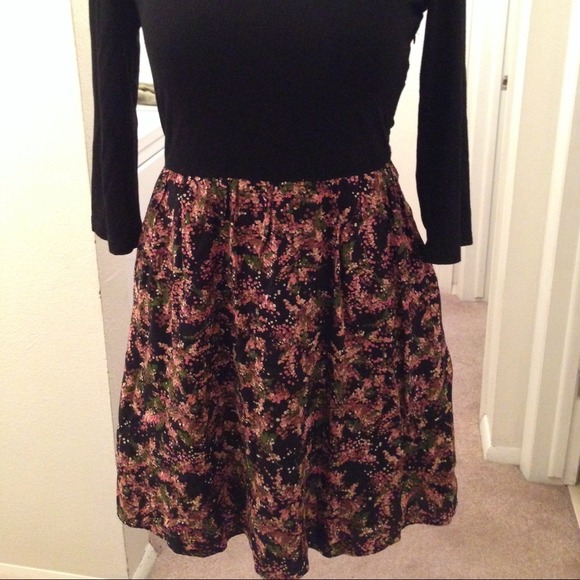 Black and Floral Dress - Picture 2 of 4