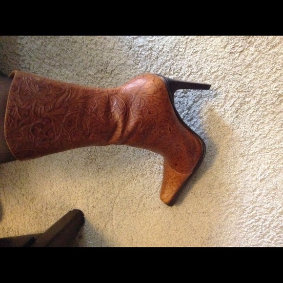 Brown leather boots w/ western flair. - Picture 2 of 3