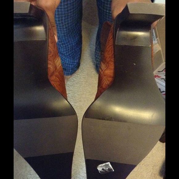 Brown leather boots w/ western flair. - Picture 3 of 3