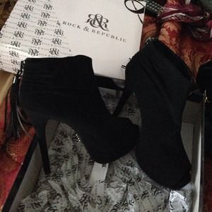 New, never worn Rock and Republic peep toe Booties