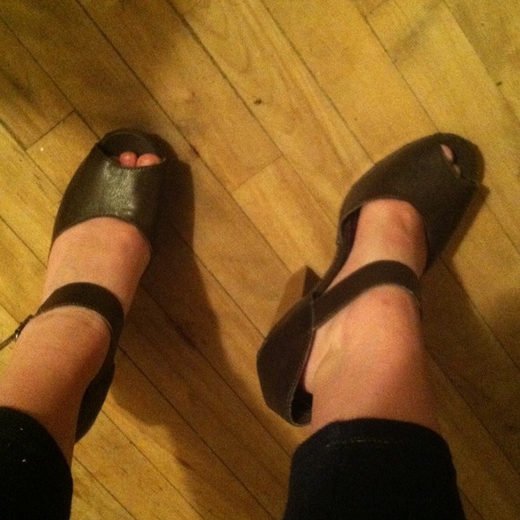 Peep toe pumps - Picture 3 of 4