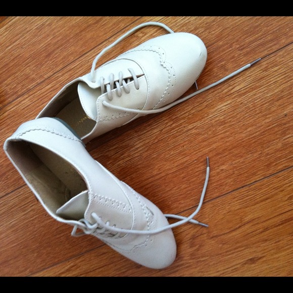 ✋✋ SOLD White dressy shoes