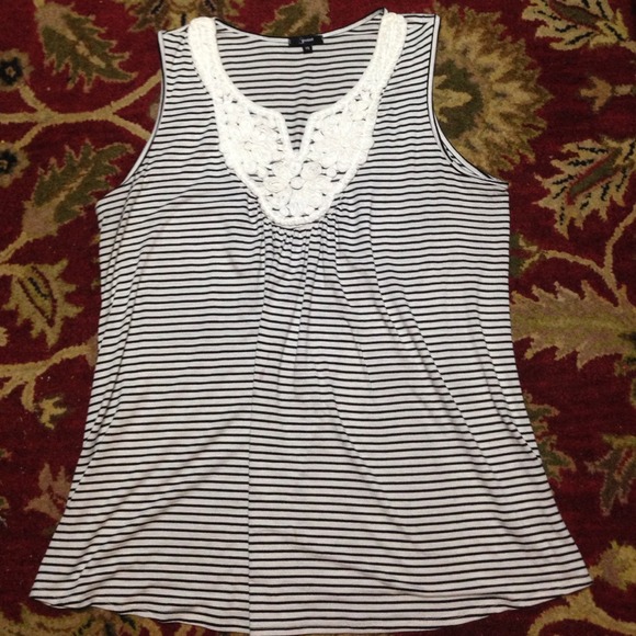 ️BUNDLED!✂️Scrollwork trimmed tank top