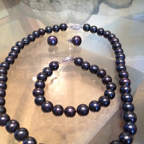 Black cultured pearls set